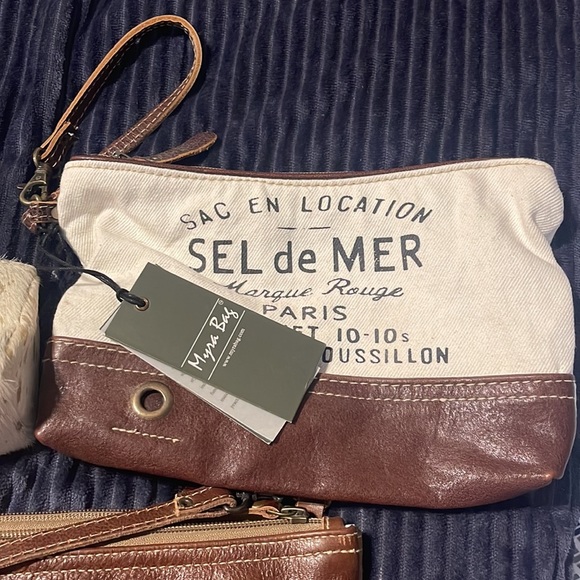 Myra Crossbody w/wristlet & cosmetic bag - Picture 3 of 4